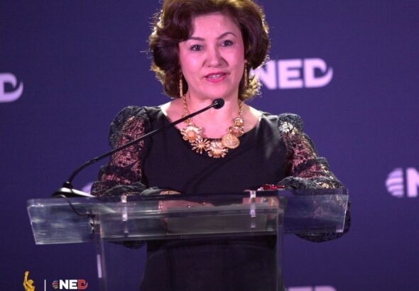uyghur herikiti teshkilati am&eacute;rika d&ouml;letlik dimokratiye fondi jem&rsquo;iyitining 2025-yilliq dimokratiye mukapatigha &eacute;rishti